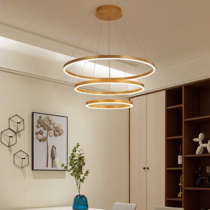 Đèn chùm thả tối giản, tông vàng tươi sáng là điểm nhấn ấn tượng cho phòng khách