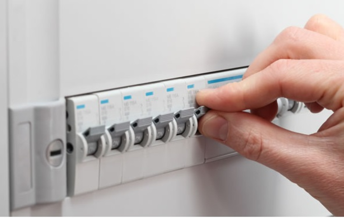 Kiểm tra điện áp và ngắt nguồn điện trước khi lắp đèn để tránh xa nguy cơ chập điện