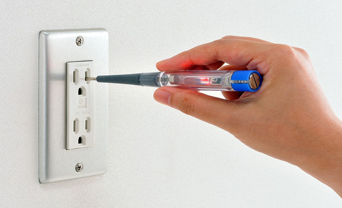 Kiểm tra nguồn điện đã ngắt hay chưa với bút thử điện để không bị giật điện khi lắp đèn