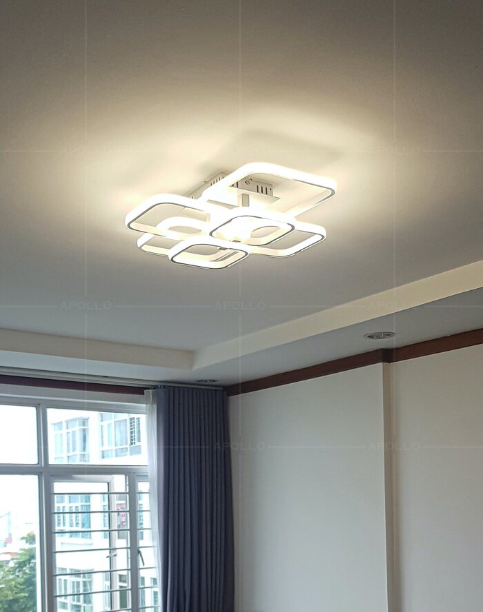 Mẫu đèn chùm âm trần 6 hình vuông xếp chồng giúp tận dụng tối đa không gian phòng khách