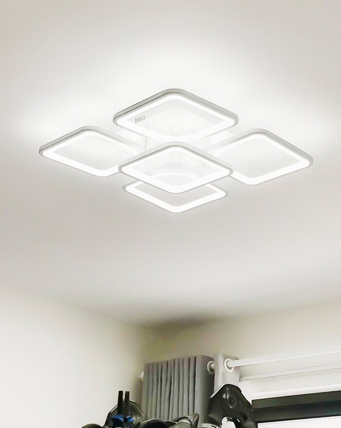 Mẫu đèn chùm âm trần hình vuông màu trắng đem lại ánh sáng cho khắp căn phòng