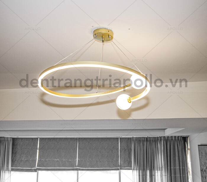 Đèn chùm phòng khách chung cư nhỏ màu vàng thả vòng kết hợp cầu pha lê đẹp mắt, sáng tạo