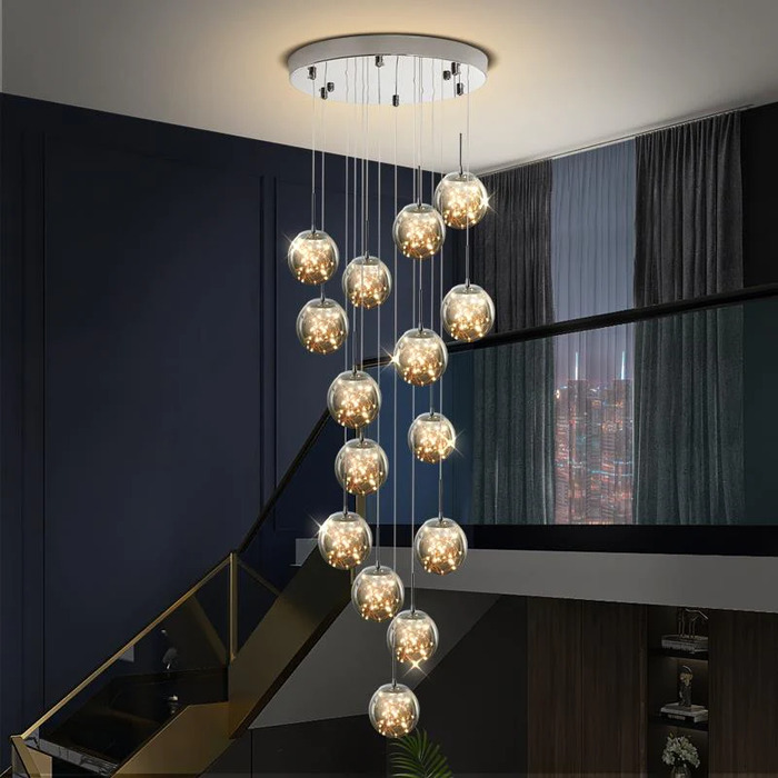 Thiết kế đơn giản của đèn chùm cầu thang thả hình tròn giúp gia chủ dễ dàng kết hợp với nhiều nội thất khác