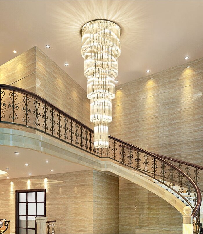 Đèn chùm dáng dài hình vuông phù hợp với cầu thang thiết kế kiểu hiện đại, to lớn