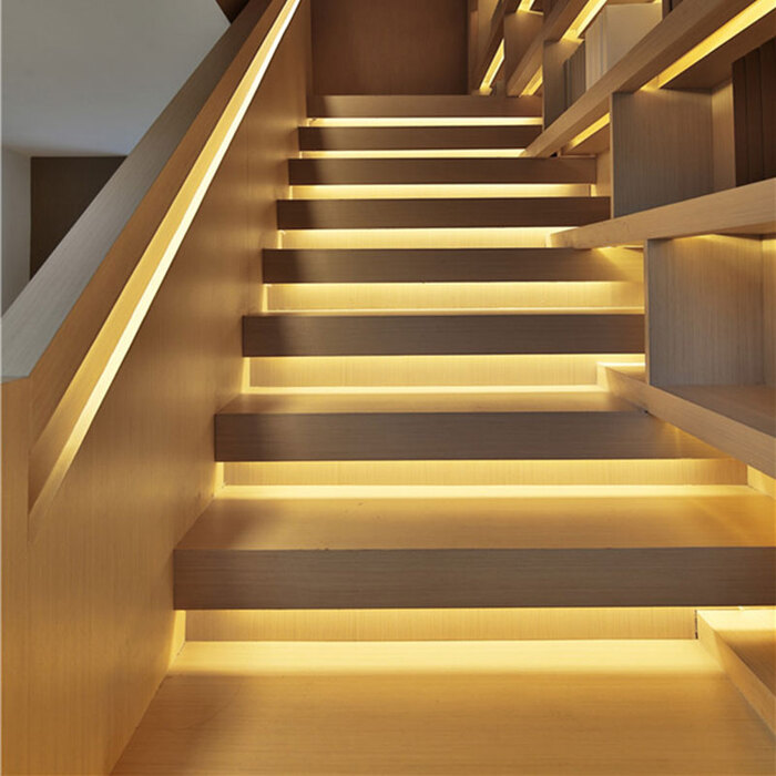 Đèn backlight sẽ giúp tạo độ sâu và mềm mại cho cầu thang có kích thước nhỏ hoặc có kiểu dáng đơn giản
