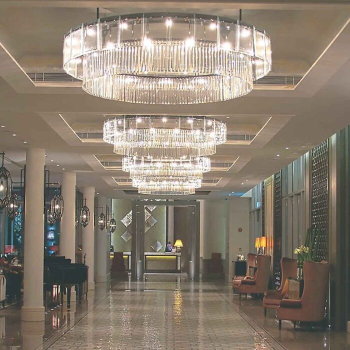 Đèn chùm tròn pha lê sáng rực, tràn ngập ánh sáng cho sảnh khách sạn